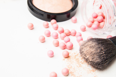 ファンデーションを塗り込んで隠す × →油分がニキビの餌に！