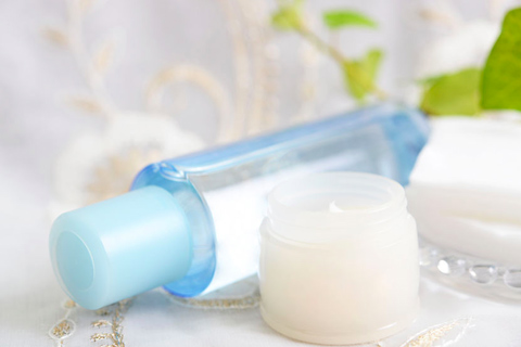 ファンデーションを塗り込んで隠す × →油分がニキビの餌に！