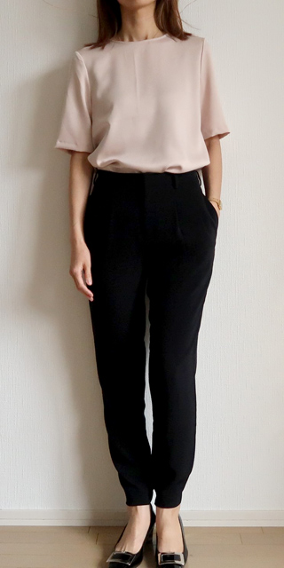 五分袖のとろみ素材トップスで、二の腕を華奢に見せる