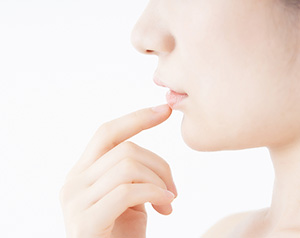 「口角炎・口唇炎」の原因・症状について解説