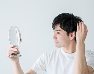 薄毛（特に男性型脱毛症）の原因、予防法、対処法について解説